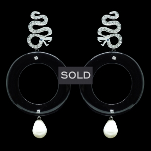 INTERCHANGEABLE SNAKE EARRINGS WITH ONYX CIRCLE PENDANTS AND PEARLS
