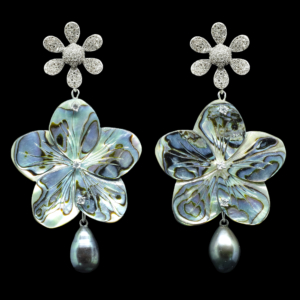 INTERCHANGEABLE FLOWER EARRINGS WITH MOTHER OF PEARL FLOWER PENDANTS AND GREY PEARLS